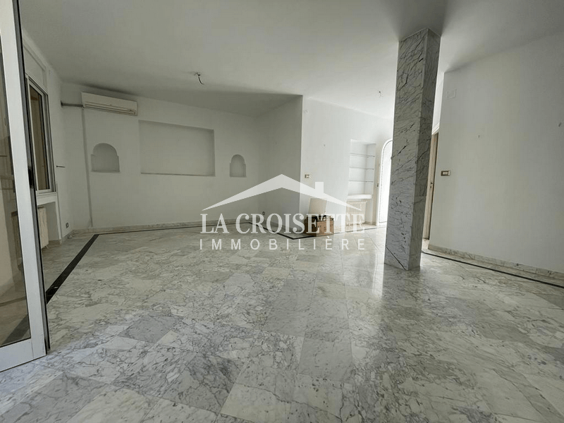 Etage de villa S+3 à La Marsa